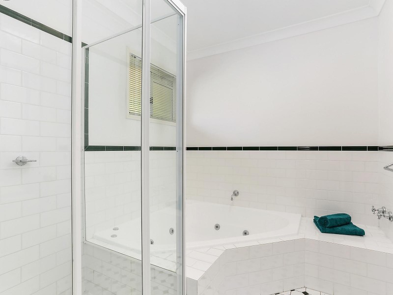 11 Ngeringa Crescent, Chapel Hill QLD 4069