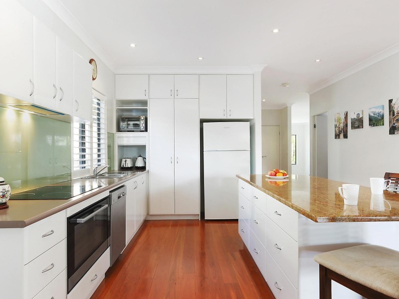 25 Burns Parade, Chapel Hill QLD 4069