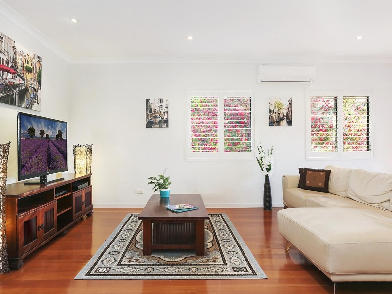 25 Burns Parade, Chapel Hill QLD 4069