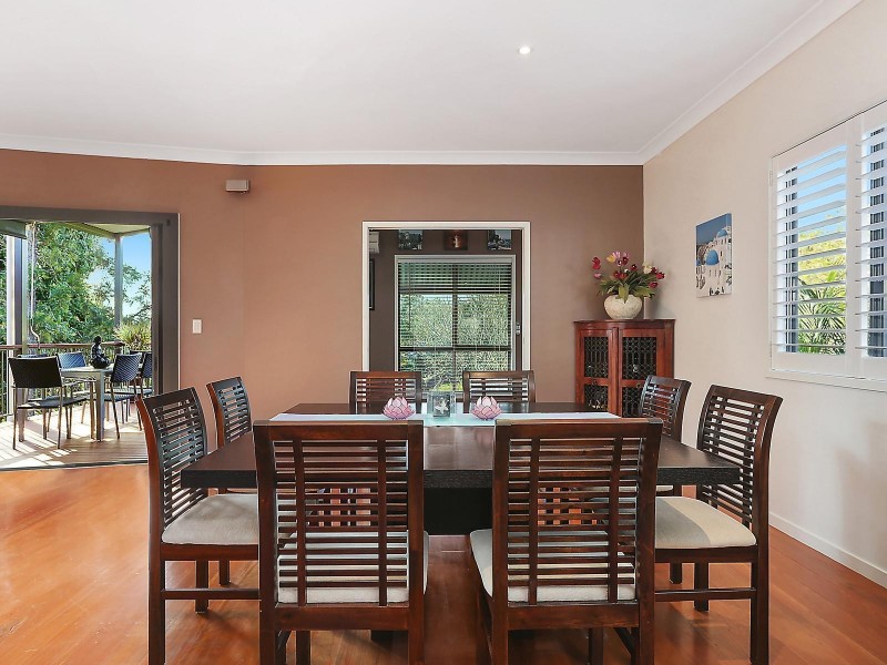 25 Burns Parade, Chapel Hill QLD 4069