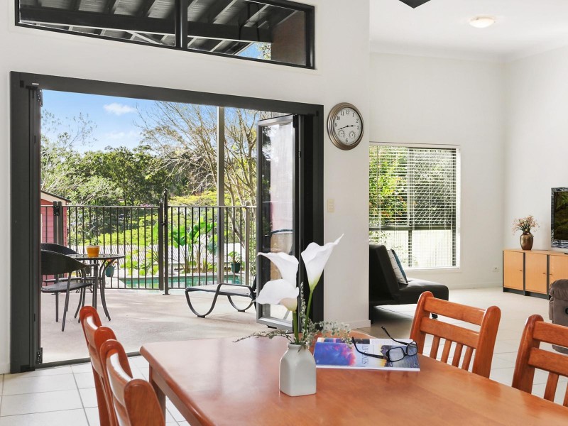 25 Burns Parade, Chapel Hill QLD 4069