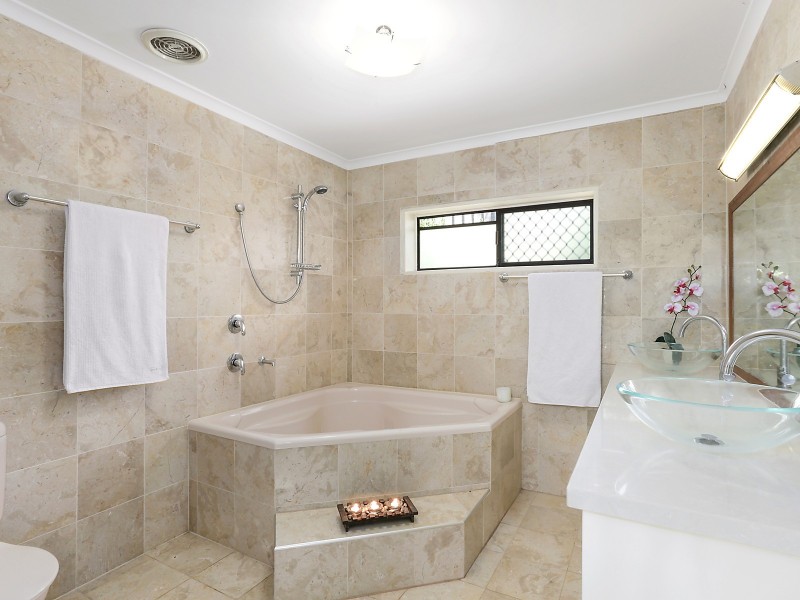 155 Mount Ommaney Drive, Jindalee QLD 4074
