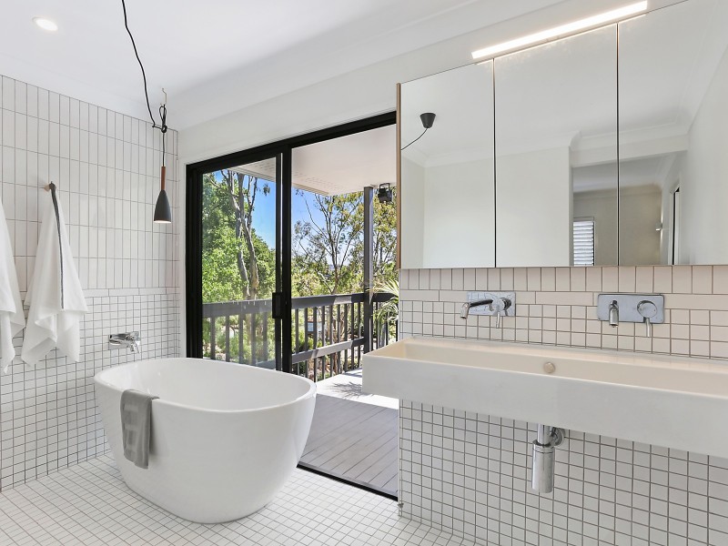 2 Mitchell Court, Mount Ommaney QLD 4074