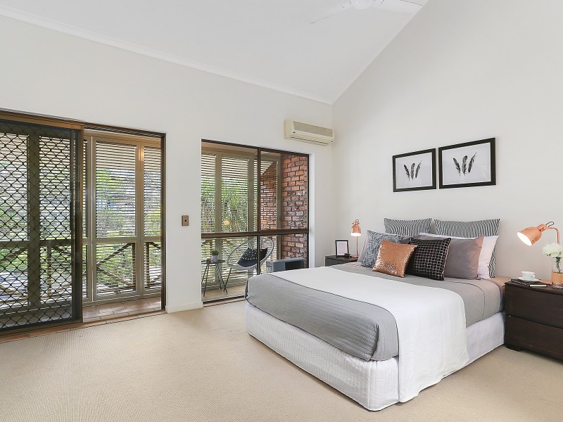 1/1 Jerdanefield Road, St Lucia QLD 4067