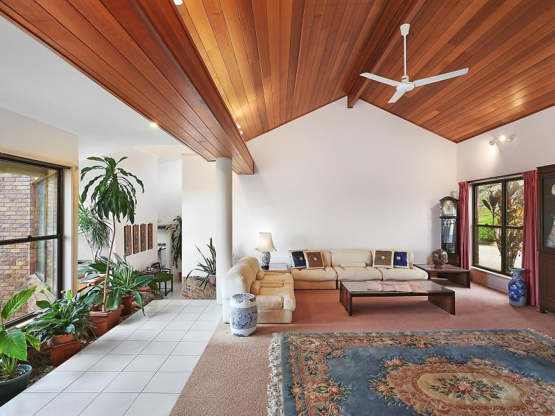 4 Curtin Court, Mount Ommaney QLD 4074