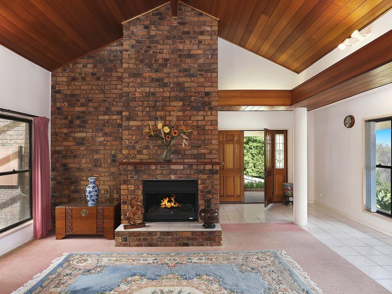 4 Curtin Court, Mount Ommaney QLD 4074