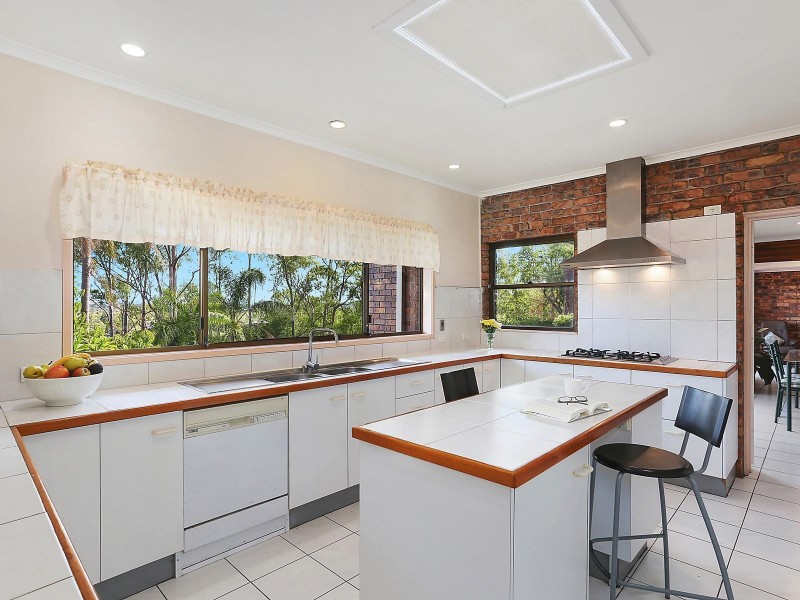 4 Curtin Court, Mount Ommaney QLD 4074