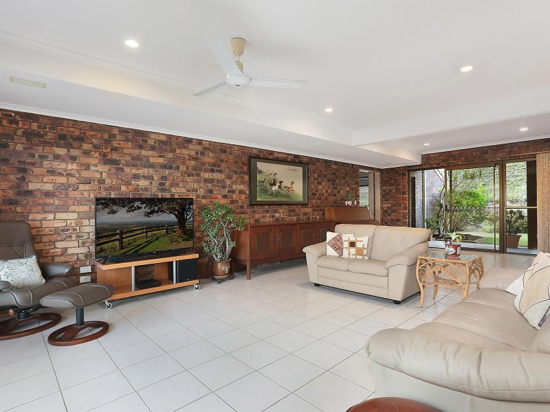 4 Curtin Court, Mount Ommaney QLD 4074