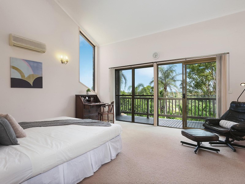 4 Curtin Court, Mount Ommaney QLD 4074