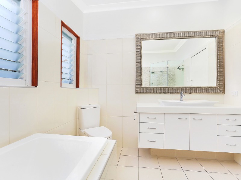 9 Camira Street, St Lucia QLD 4067