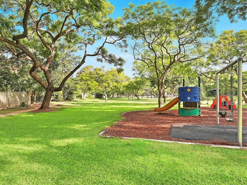 9 Camira Street, St Lucia QLD 4067