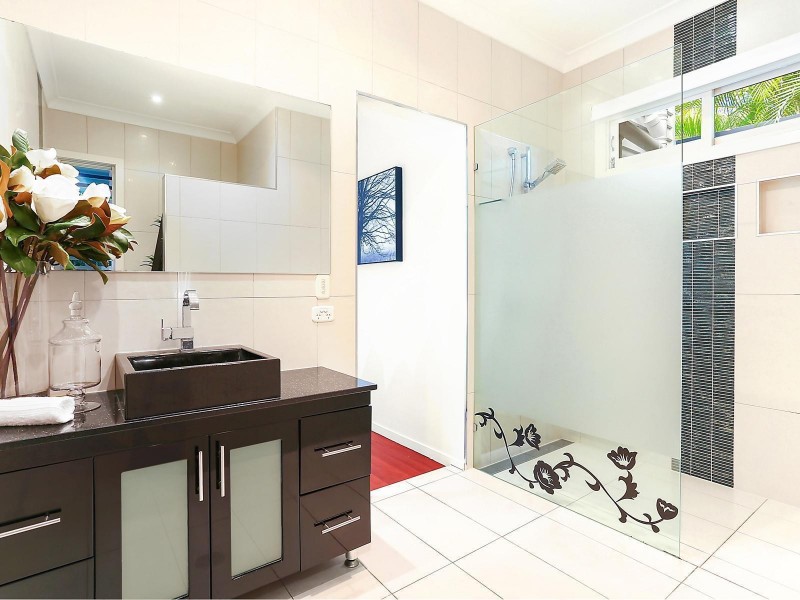 11 Isles Road, Indooroopilly QLD 4068