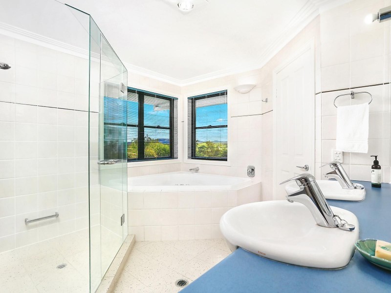 10 Tiara Close, Mount Ommaney QLD 4074