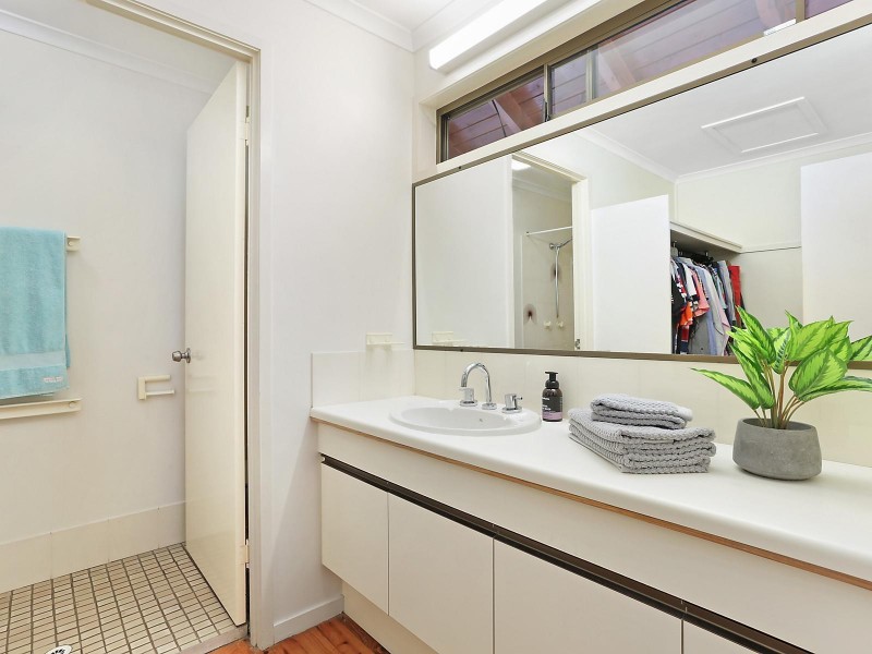 11 Jamner Street, Chapel Hill QLD 4069