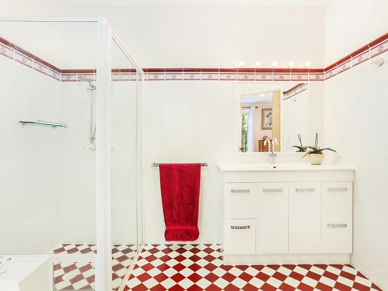 12 Fifth Avenue, St Lucia QLD 4067