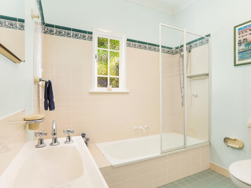 12 Fifth Avenue, St Lucia QLD 4067