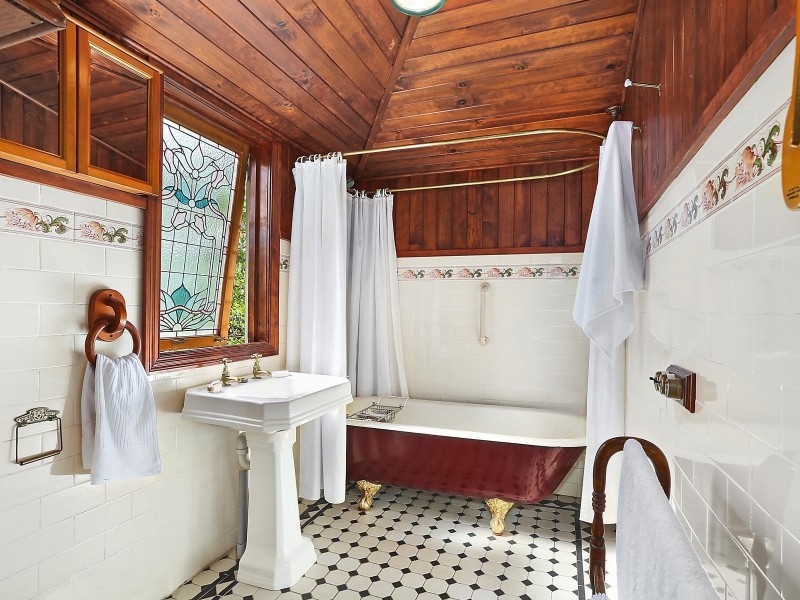 4 Saunders Street, Indooroopilly QLD 4068