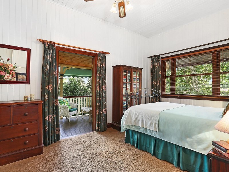 4 Saunders Street, Indooroopilly QLD 4068