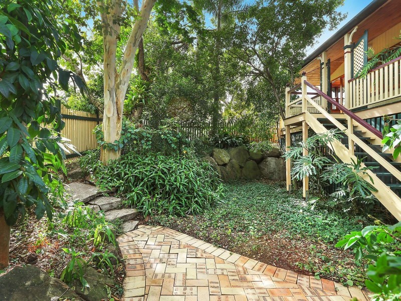 4 Saunders Street, Indooroopilly QLD 4068
