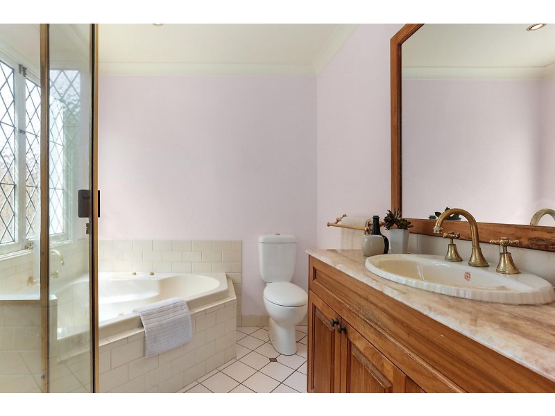 11 Orkney Street, Kenmore QLD 4069