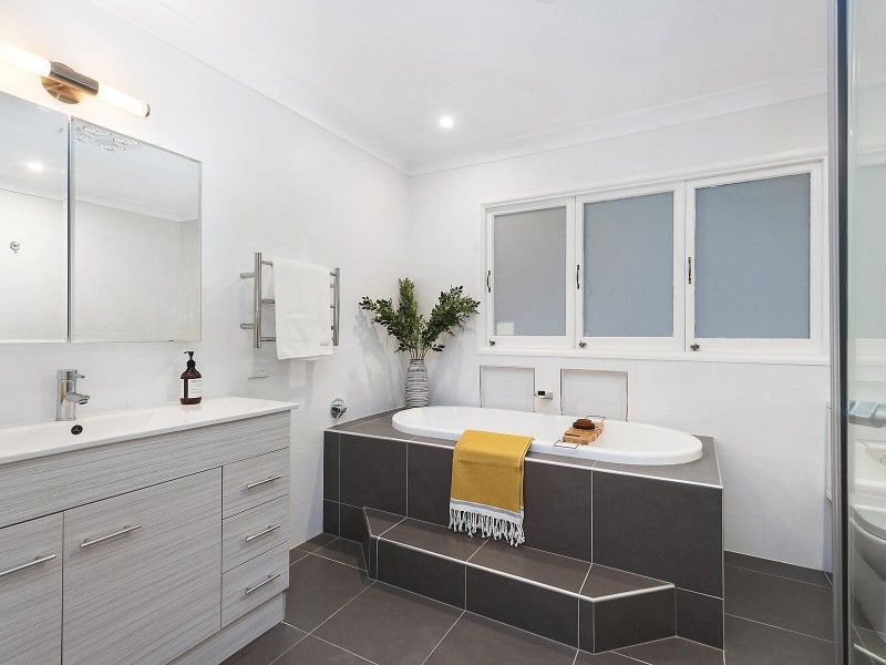 8 Skerry Street, Kenmore QLD 4069