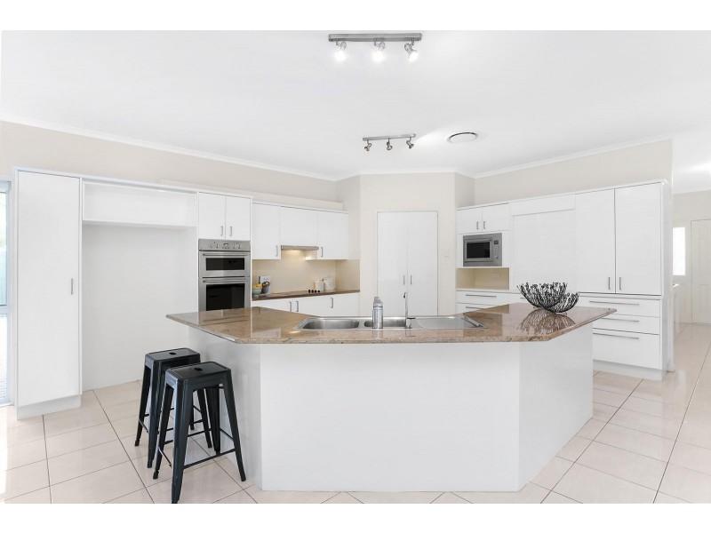 15 Lagoon Crescent, Bellbowrie QLD 4070