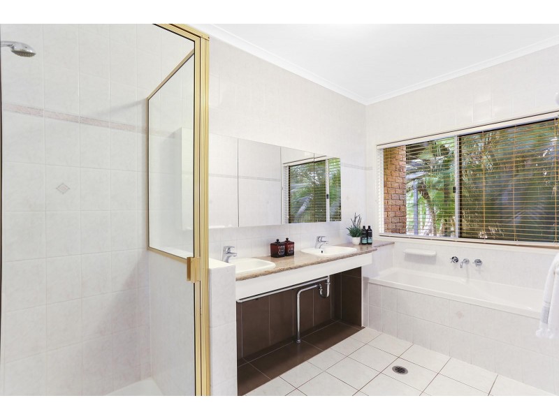 15 Lagoon Crescent, Bellbowrie QLD 4070