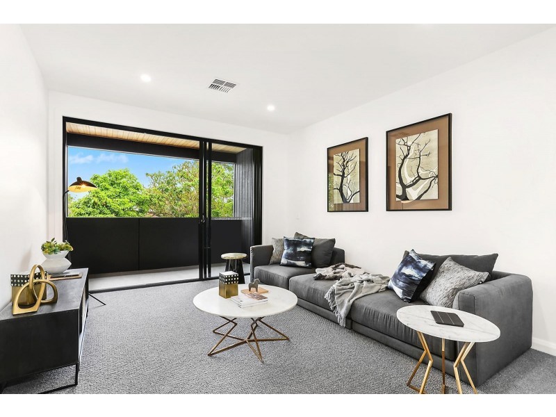 10 Charlane Avenue, Indooroopilly QLD 4068