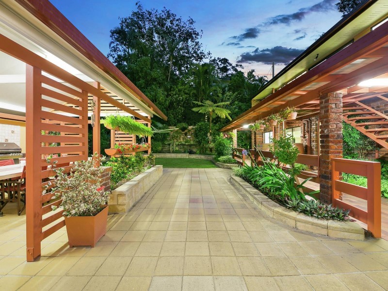 24 Robyn Street, Chapel Hill QLD 4069