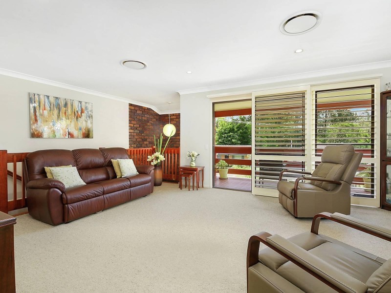 24 Robyn Street, Chapel Hill QLD 4069