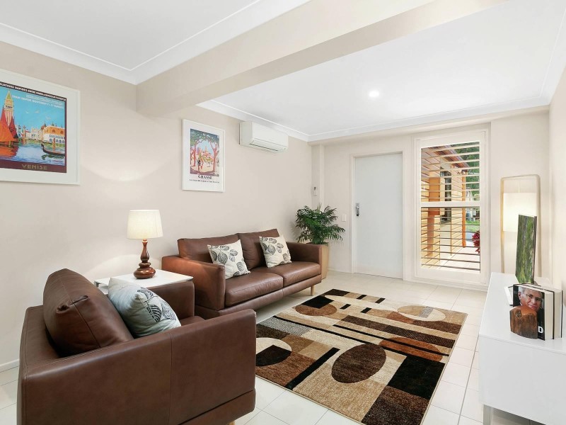 24 Robyn Street, Chapel Hill QLD 4069