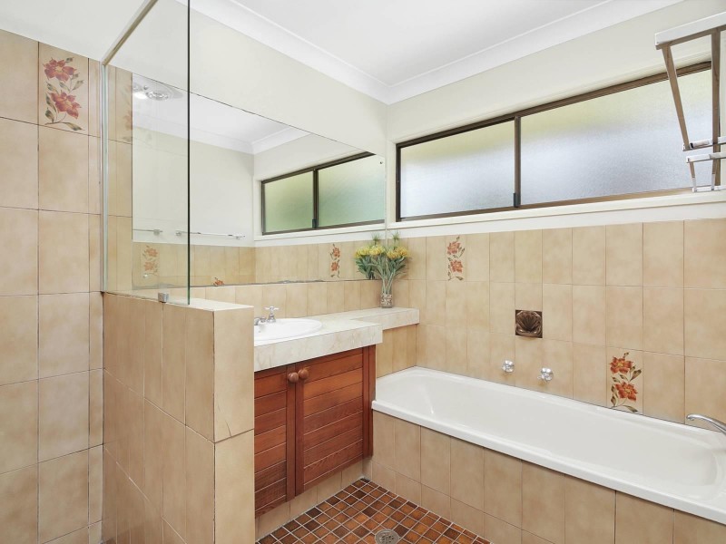 24 Robyn Street, Chapel Hill QLD 4069