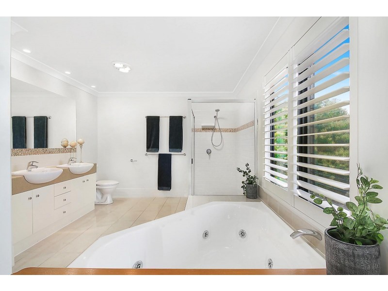 22 Grevillea Close, Chapel Hill QLD 4069