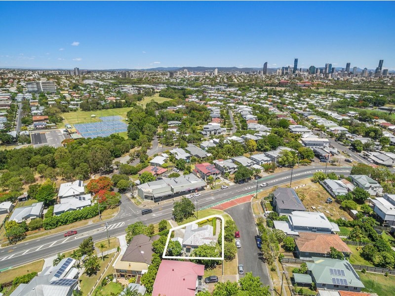 1 Lloyd Street, Camp Hill QLD 4152