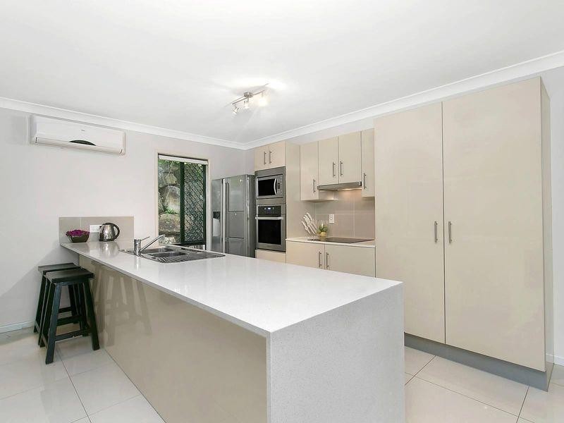 14 Summit Place, Mount Ommaney QLD 4074
