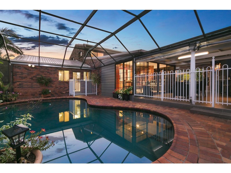 22 Owarra Avenue West, Ferny Hills QLD 4055