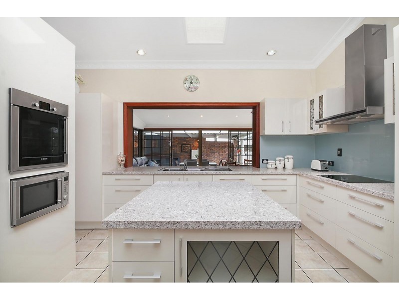 22 Owarra Avenue West, Ferny Hills QLD 4055