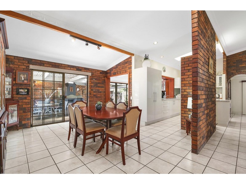 22 Owarra Avenue West, Ferny Hills QLD 4055