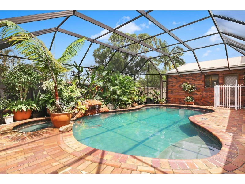 22 Owarra Avenue West, Ferny Hills QLD 4055