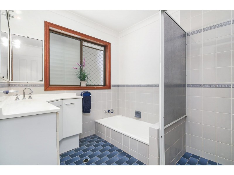 22 Owarra Avenue West, Ferny Hills QLD 4055