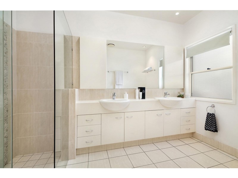 33 Highland Terrace, St Lucia QLD 4067