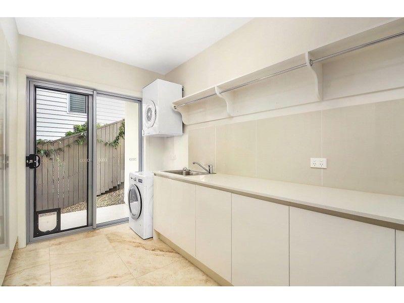 28 Ruth Miller Close, Fig Tree Pocket QLD 4069