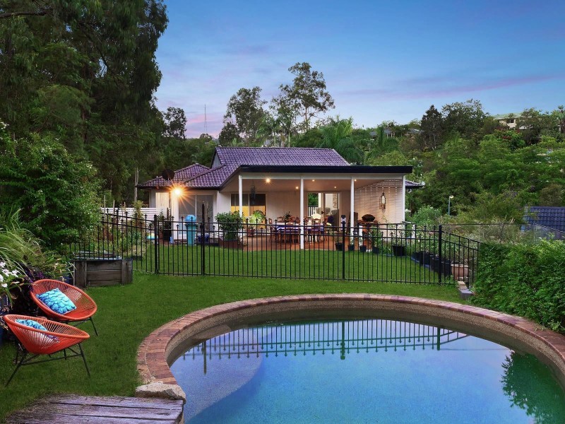 32 Binyara Street, Chapel Hill QLD 4069