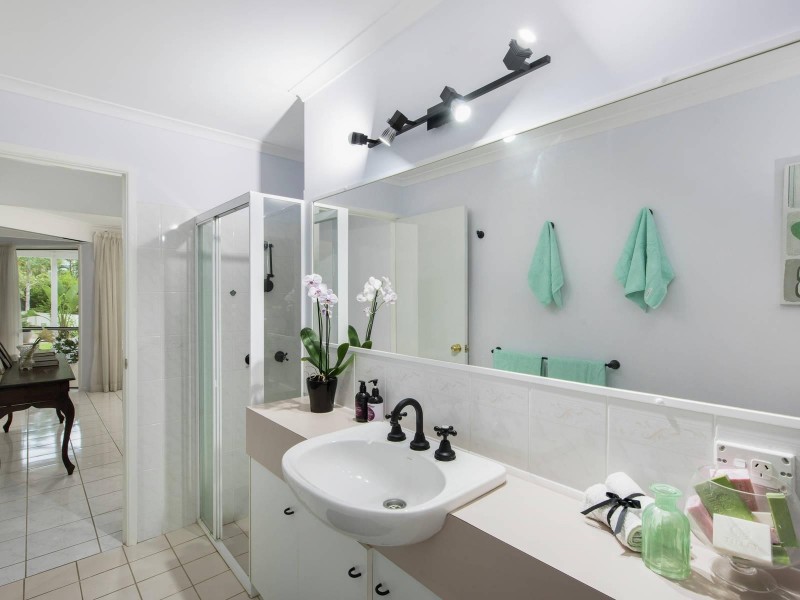 32 Binyara Street, Chapel Hill QLD 4069