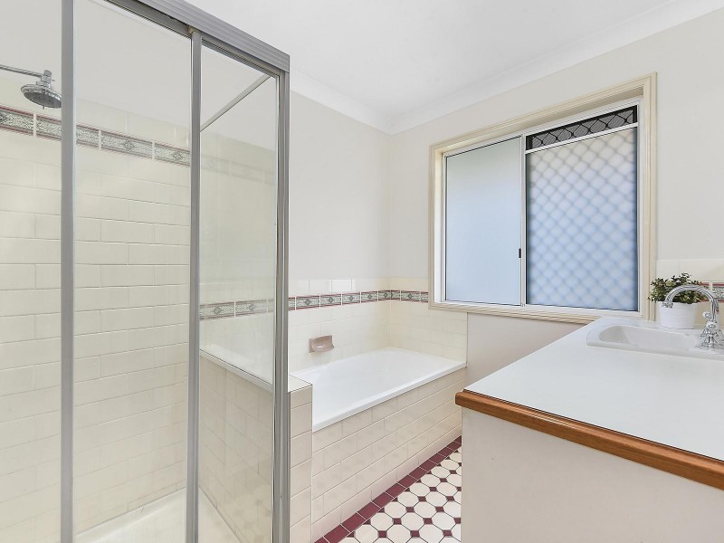 17 Woodfield Court, Ferny Hills QLD 4055