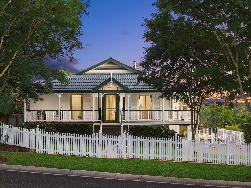 7 Brookvale Close, Kenmore Hills QLD 4069