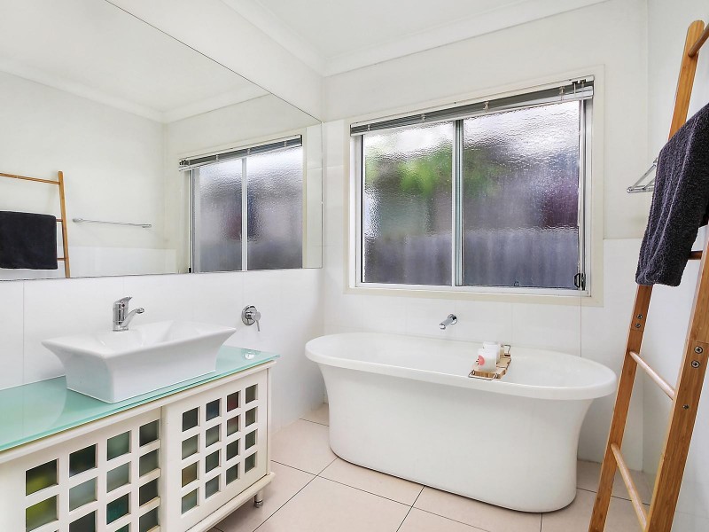 17 Highland Drive, Seventeen Mile Rocks QLD 4073