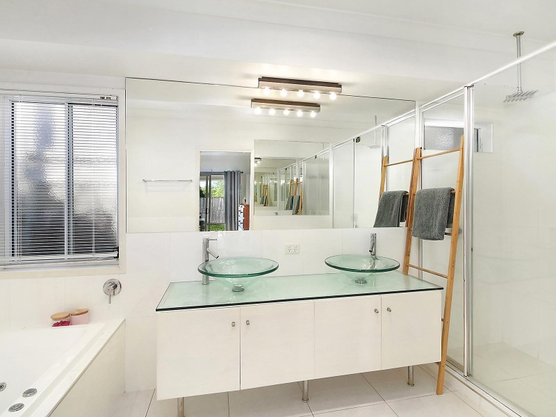 17 Highland Drive, Seventeen Mile Rocks QLD 4073