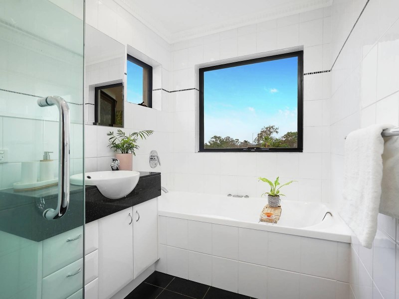 61 Seventh Avenue, St Lucia QLD 4067