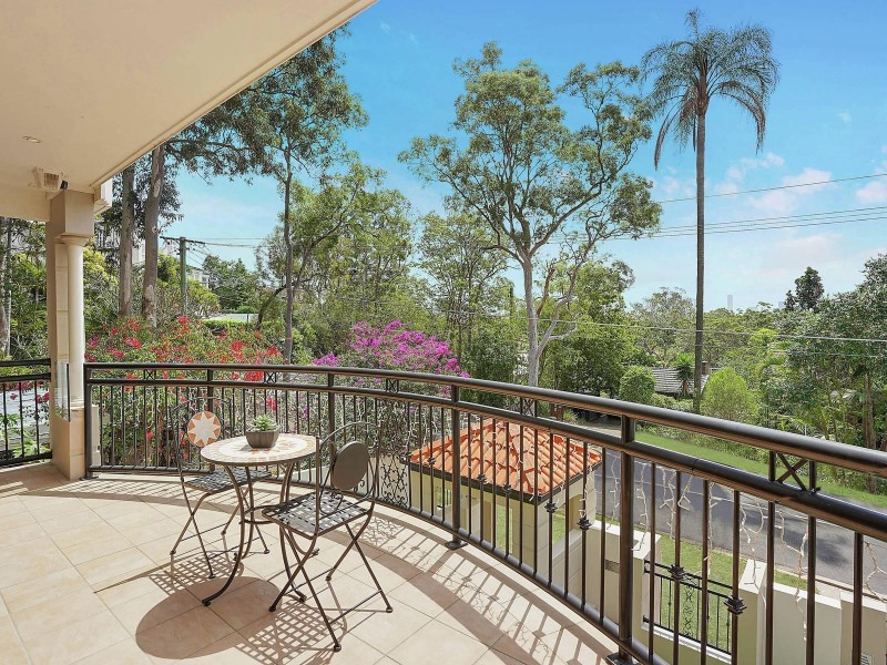 61 Seventh Avenue, St Lucia QLD 4067